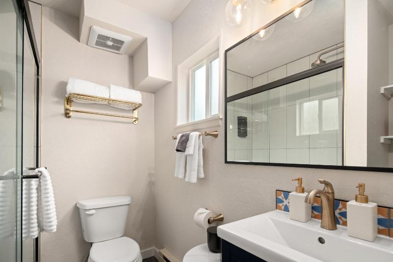 Standard King Room image 3