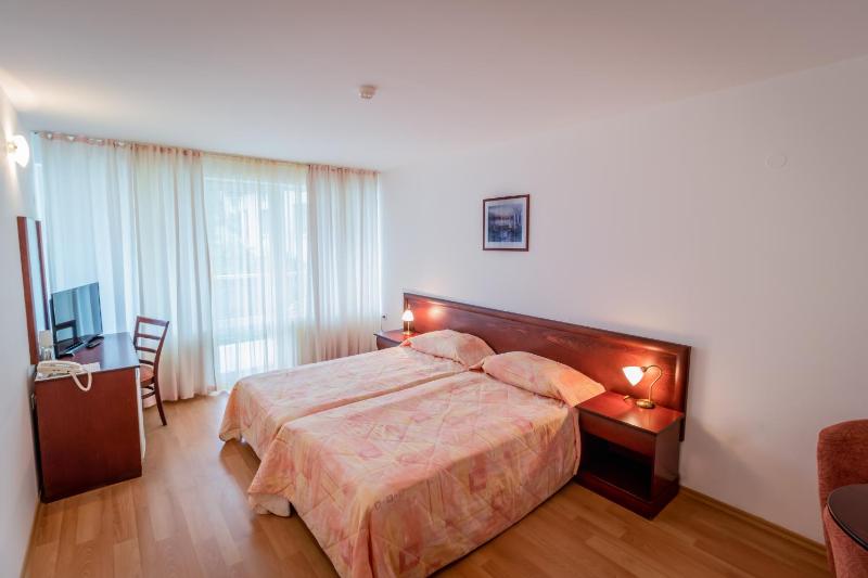 Double Room with Balcony image 3
