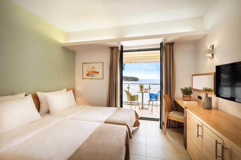Standard Twin Room image 1