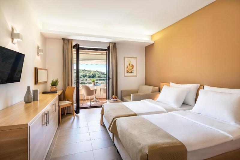 Superior Twin Room with Extra Bed image 1