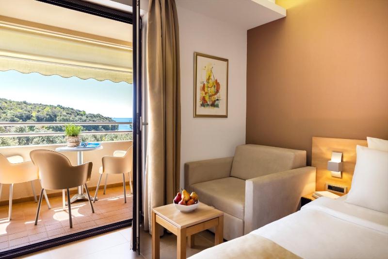 Superior Twin Room with Extra Bed image 4