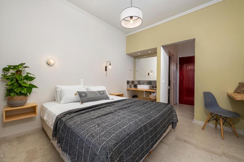 Double Room with Balcony image 4