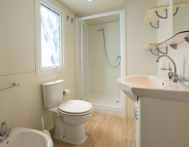 Mobile Home (6 Adults) image 3