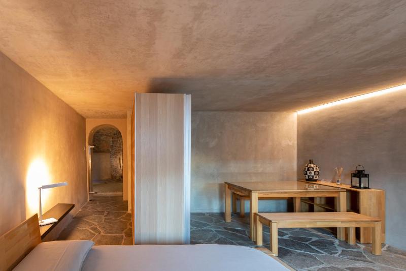 Suite with Hot Tub image 1