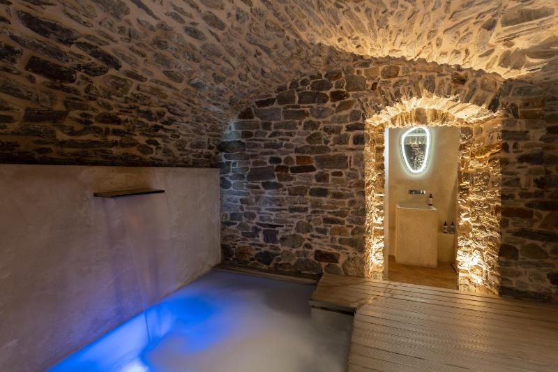 Suite with Hot Tub image 4