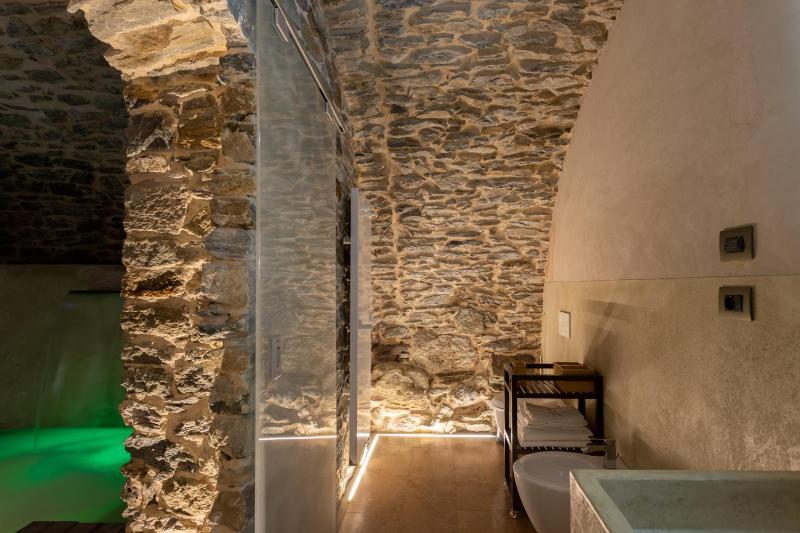 Suite with Hot Tub image 3