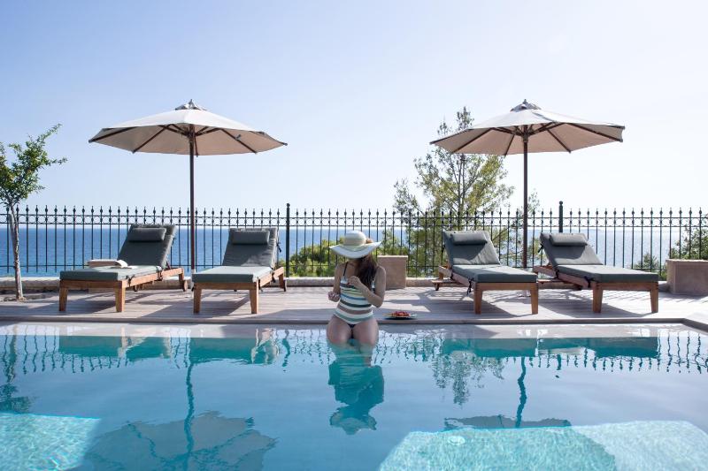 Avra Private Suites - image 1