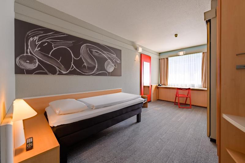 Single Room image 3