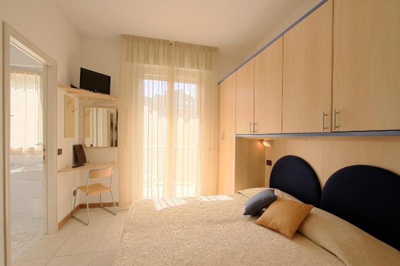 Quadruple Room with Balcony image 2
