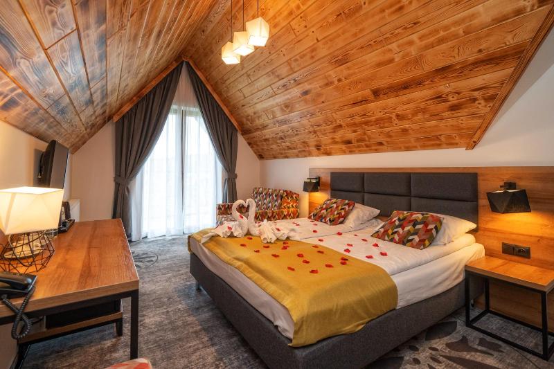 Double Room with Balcony (2 Adults + 1 Child) image 4