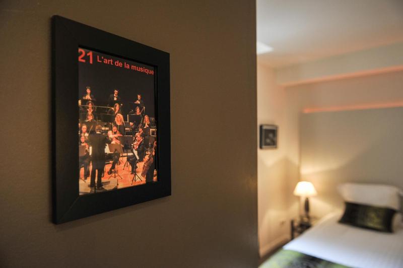 Family Room image 2