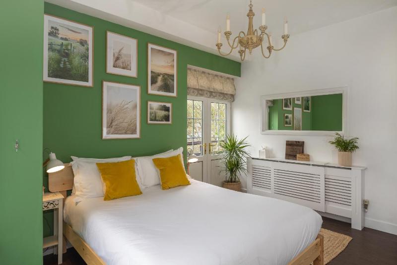 Standard King Room image 1