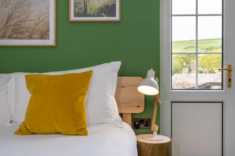 Standard King Room image 4