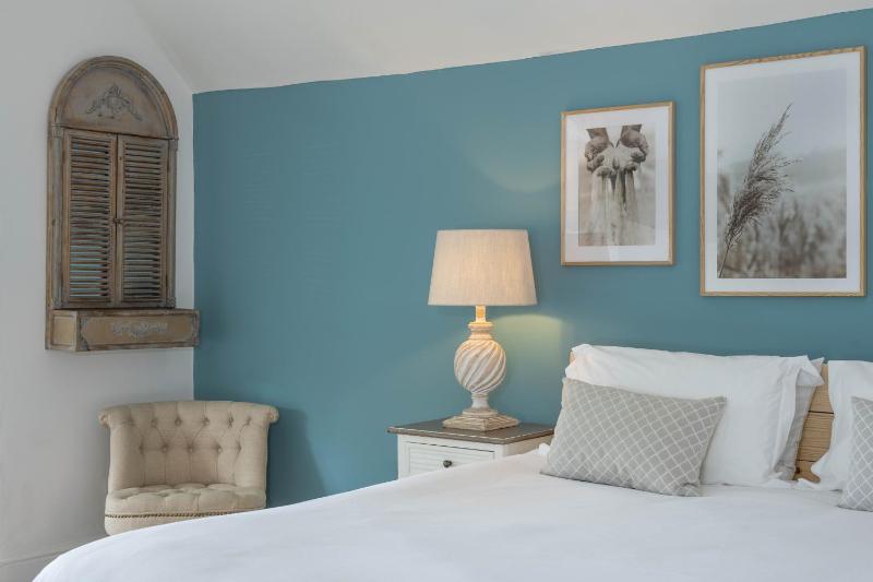 Deluxe King Room image 1