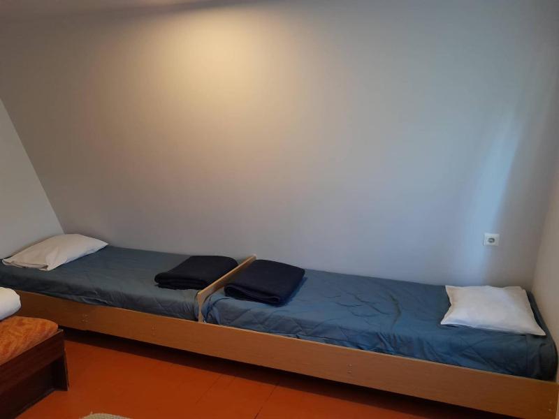 Twin Room with Shared Bathroom image 4