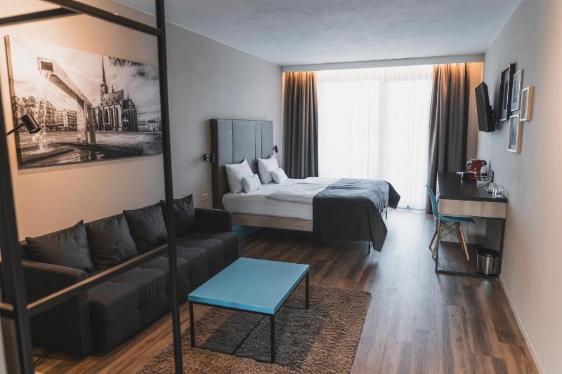 Deluxe Double or Twin Room with Balcony image 4