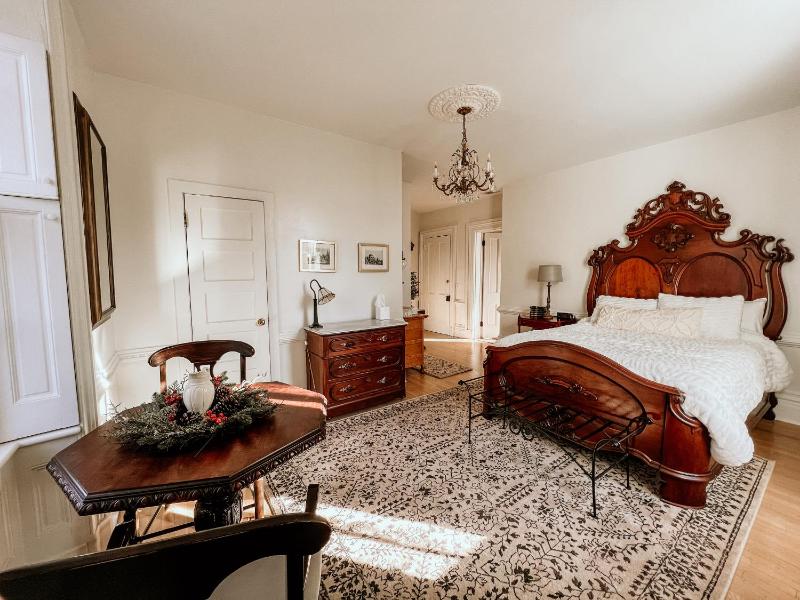 Queen Room with Garden View image 4
