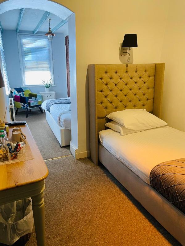 Twin Room - No Dogs image 4