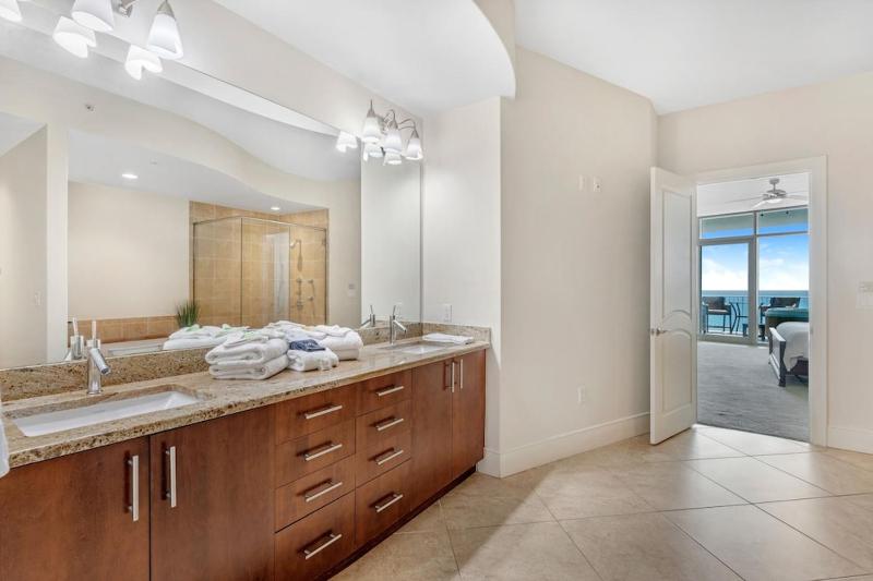 Turquoise Place Unit 1805D - image 12