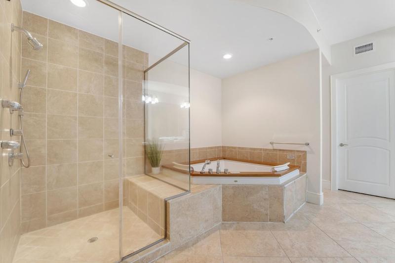 Turquoise Place Unit 1805D - image 6