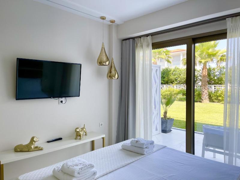 Junior Suite with Side Sea View (2 Adults+2 children) image 1