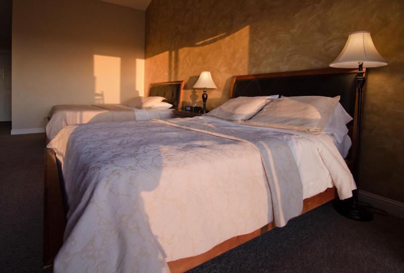 Deluxe Queen Room with Two Queen Beds with Ocean View image 2