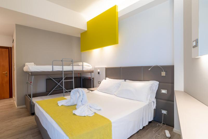 Superior Room with Side Sea View  image 4