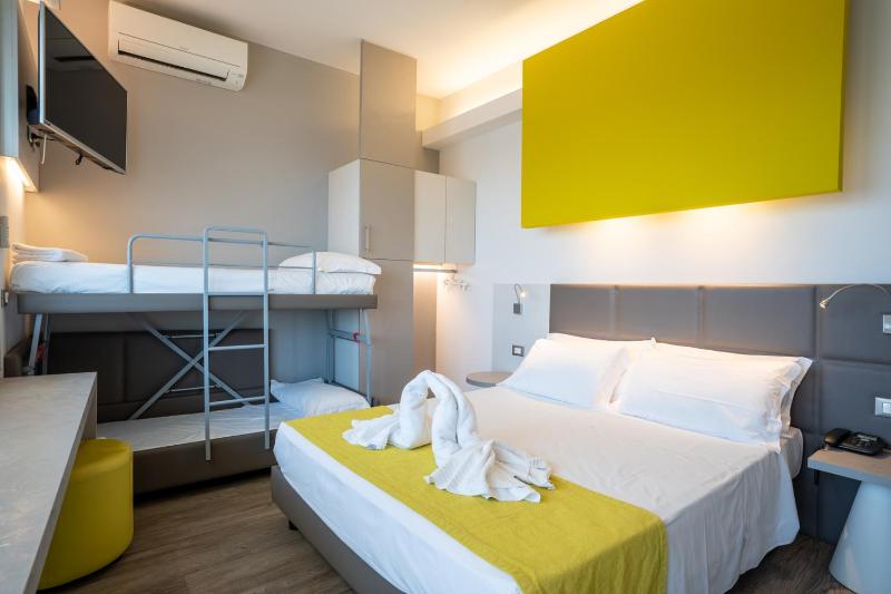 Superior Room with Side Sea View  image 2