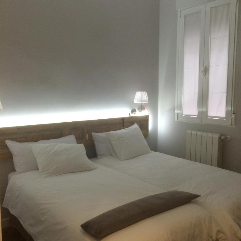 Twin Room with Private Bathroom image 1
