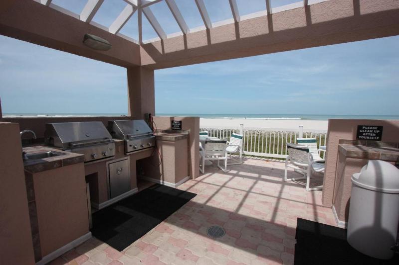 5F Crescent Beach Club - image 9