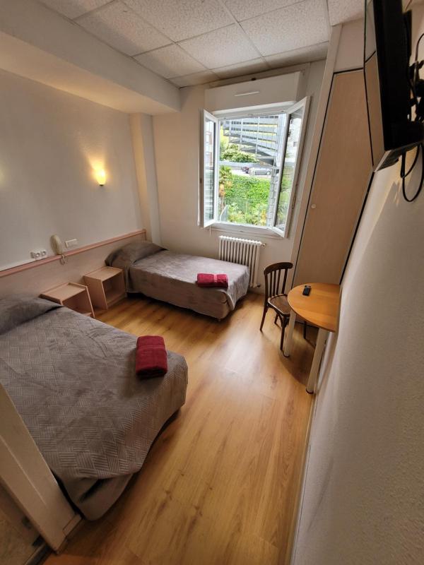 Twin Room image 4