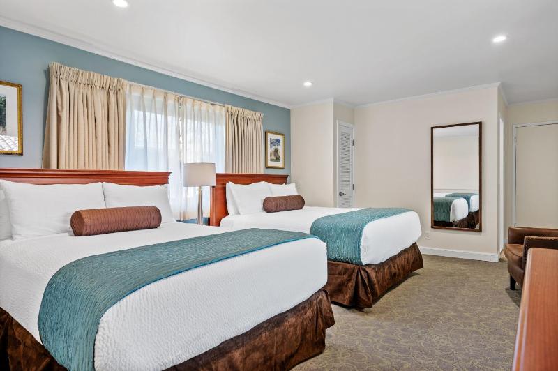 Deluxe Queen Room with 2 Queen Beds image 2
