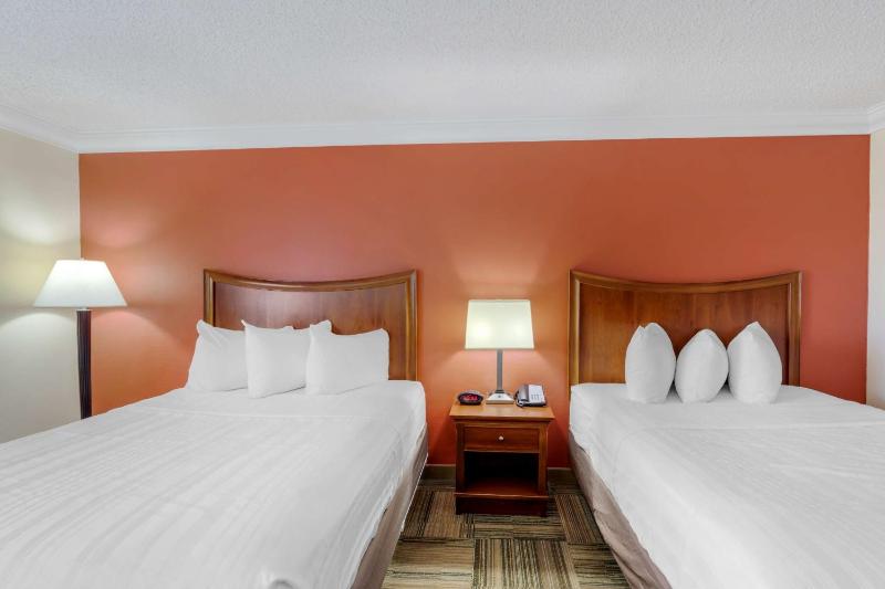 Queen Room with Two Queen Beds image 2