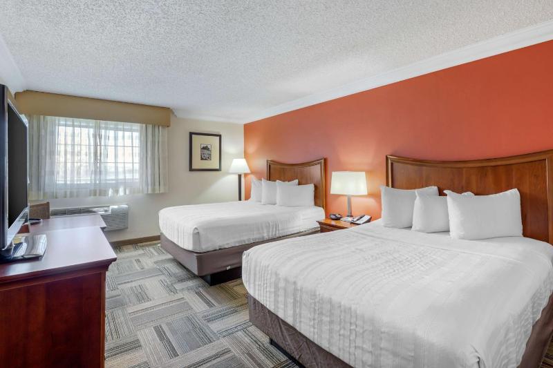 Queen Room with Two Queen Beds image 4