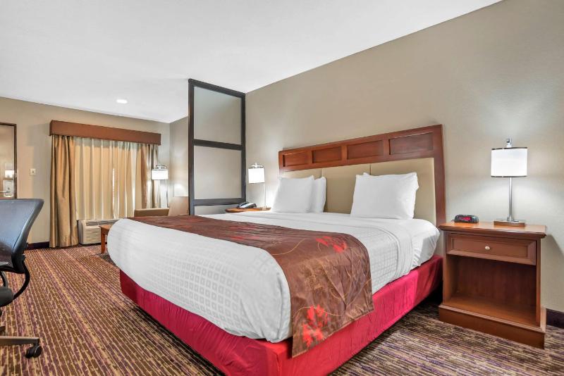King Room with Sofa Bed image 4