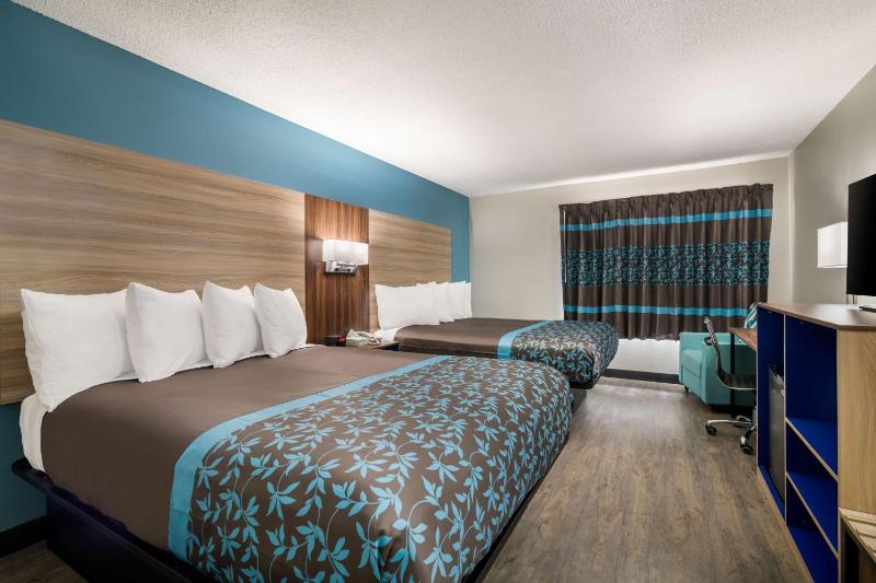 Queen Room with Two Queen Beds image 4
