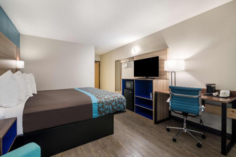 Queen Room with Roll-In Shower - Disability Access image 2