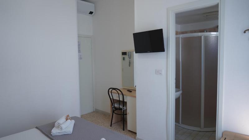 Double Room image 3