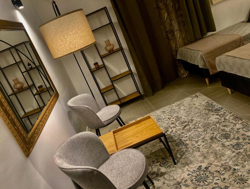 Deluxe Studio image 3