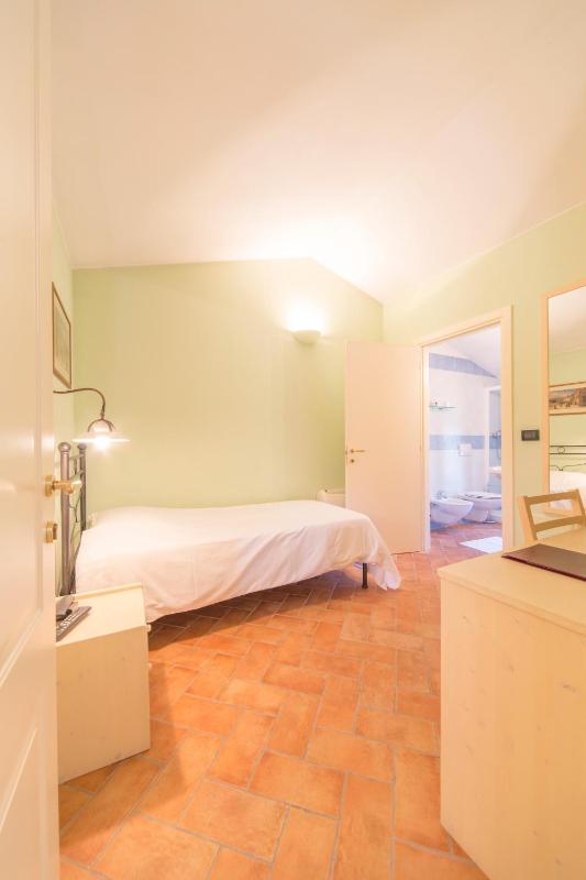 Single Room image 4
