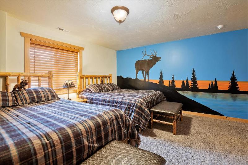 Standard Queen Room with Two Queen Beds and Shared Bathroom image 3