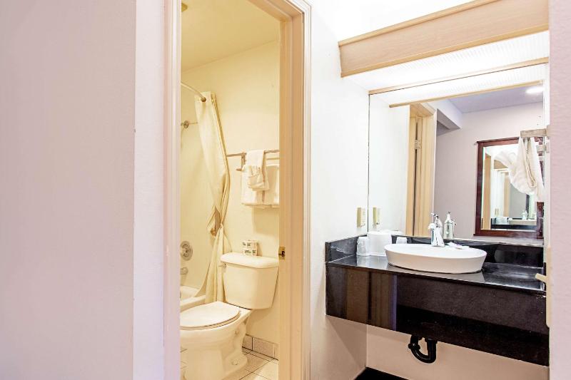Queen Room - Disability Access - Non-Smoking image 4