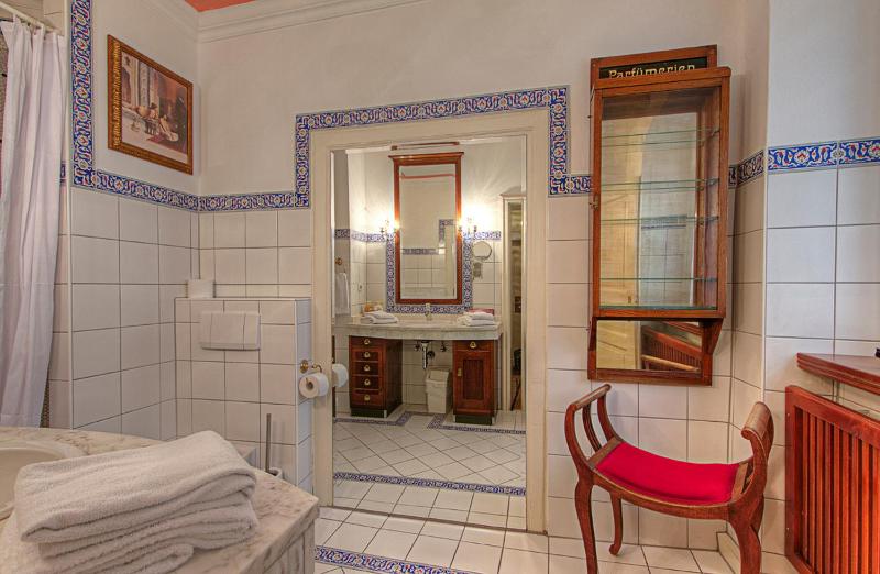 Double Room image 4