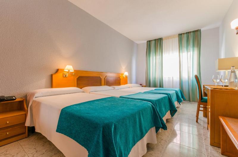 Double Room with 2 Extra Beds image 3