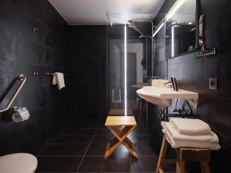Twin Room image 3