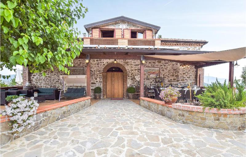 Seven-Bedroom Holiday Home image 1