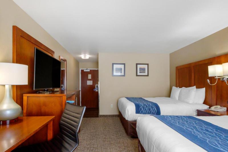 Queen Room with Two Queen Beds - Non-Smoking image 4