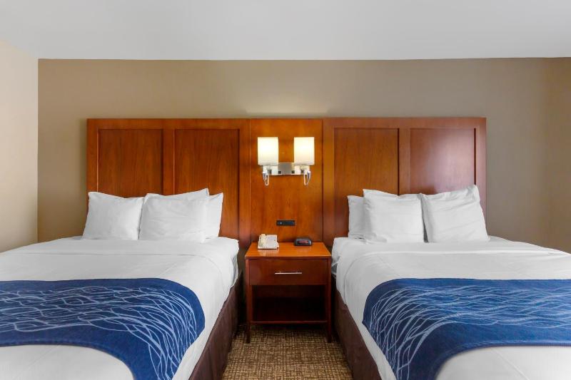 Queen Room with Two Queen Beds - Non-Smoking image 3