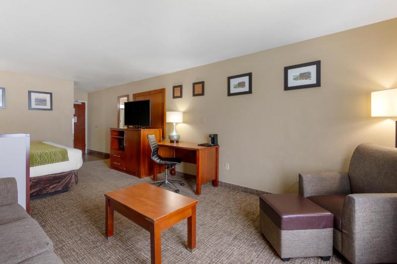 King Suite - Non-Smoking image 4