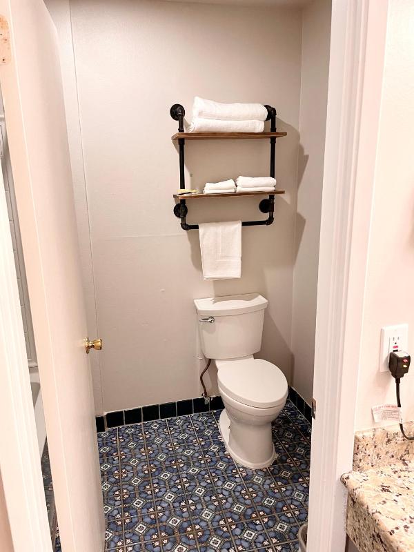 Queen Room - Non-Smoking image 3